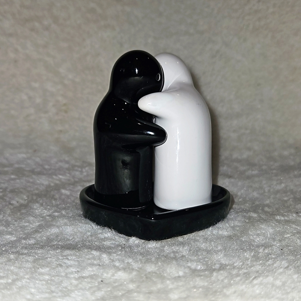 Ceramic Love Couple Hug Salt&Pepper Shaker of 2 piece set with Tray